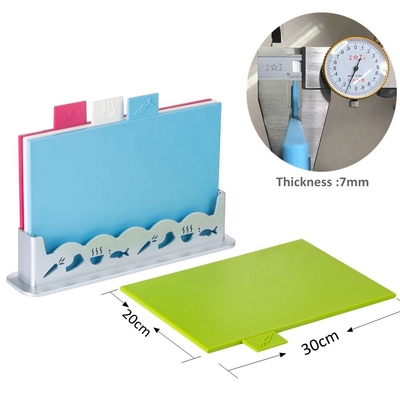 Verwandeln Sie Ihre Küche mit unserem regelmäßigen 4-Farben-Schnittbrett-Set Größe 30x20cm